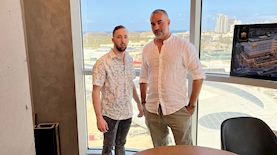 ארטיום ודוד אזולאי בהרמת כוסית לפסח, צילום: יחצ